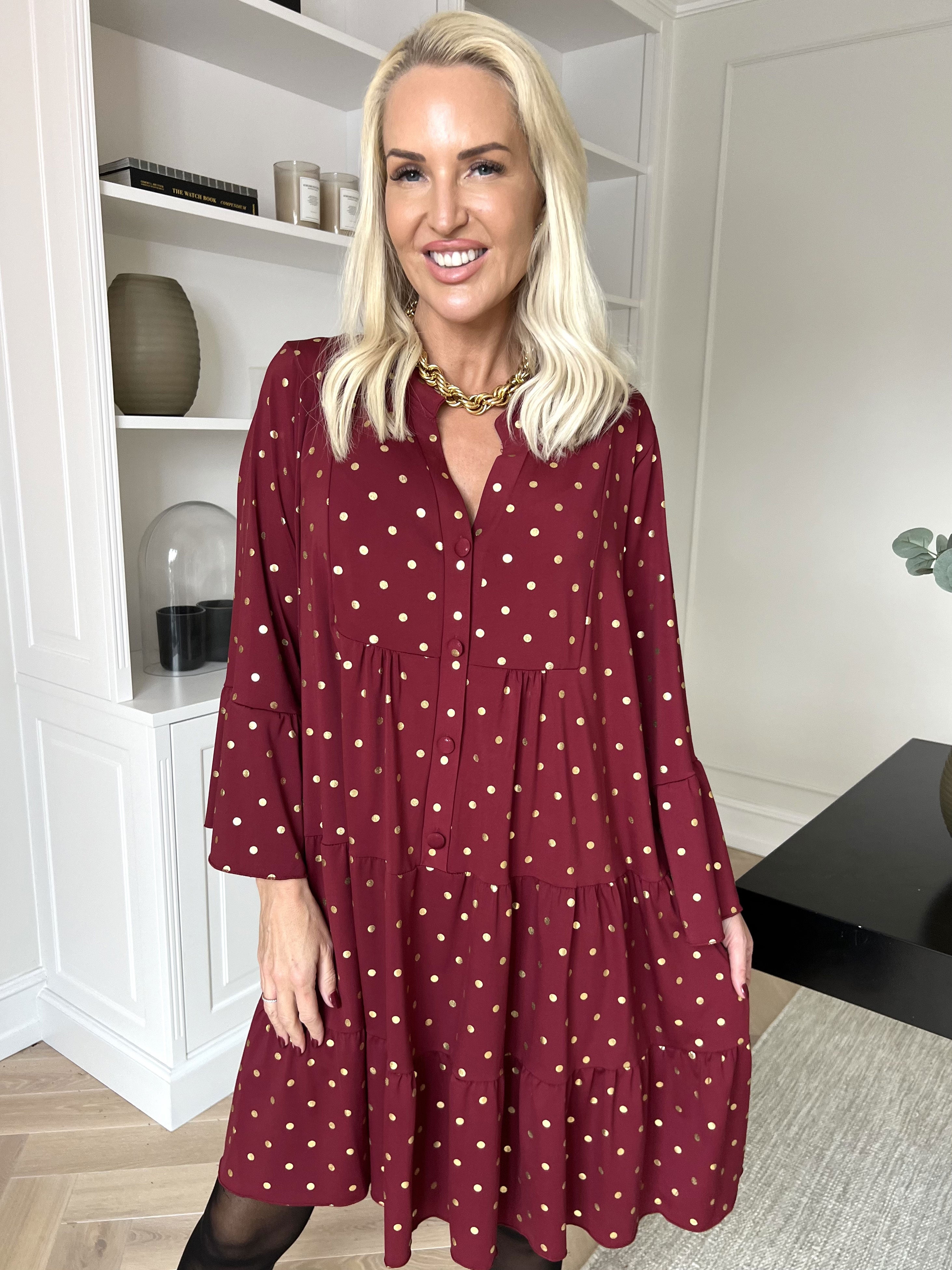 Milania Dot - Elastisk kjole med guld prikker og flæselag